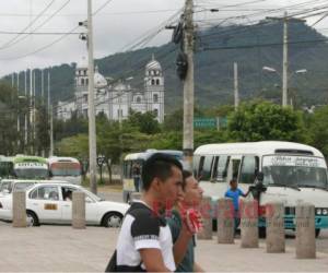 Los estudiantes denuncian que los asaltos son perpetrados en los puntos de buses y taxis frente a la UNAH. Foto: EL HERALDO