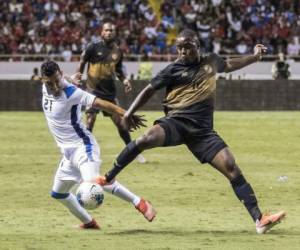 Joel Campbell compite por el balón con el nicaragüense Francisco Flores. Foto AFP