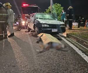 El hombre quedó a la orilla de la carretera, luego de que capitalinos sacaran su cuerpo debajo del carro.