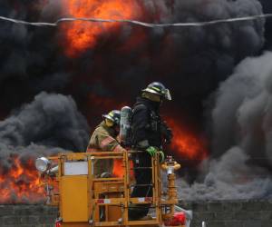 Los miembros del Cuerpo de Bomberos sofocaron las llamas, que amenazaban con extenderse a otros negocios aledaños.