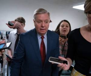 El senador republicano Lindsey Graham recibe preguntas de reporteros en el Capitolio en Washington. Graham, dice que la comisión de asuntos judiciales investigará una afirmación del ex director del FBI Andrew McCabe de que funcionarios del Departamento de Justicia discutieron utilizar la enmienda 25ta de la Constitución para sacar de la Casa Blanca a Donald Trump. (AP Foto/J. Scott Applewhite)