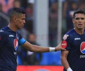 Juan Pablo Montes en el partido junto al paraguayo Roberto Moreira. Foto: El Heraldo.