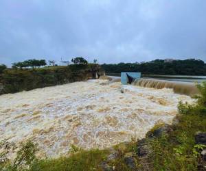 El nivel del agua en la represa Los Laureles ya pasó la cortina inflable, por lo que se espera crecida en el afluente en la parte baja.