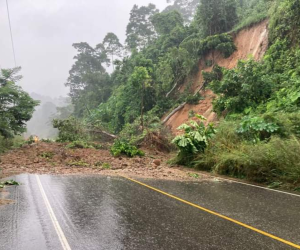 El paso de la carretera CA-13 a la altura de la aldea Cuyamel en el municipio de Omoa, se encontraba obstaculizado por el derrumbe de terreno debido a saturación por las lluvias.