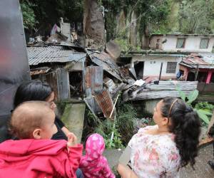 En las primeras horas de la madrugada de este sábado 16 de noviembre, un derrumbe provocado por las intensas lluvias de la tormenta tropical Sara dejó tres casas gravemente afectadas en la colonia La Peña de Tegucigalpa.