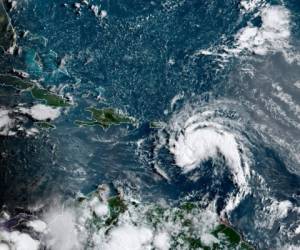 Esta imagen satelital proporcionada por la Administración Nacional Oceánica y Atmosférica de Estados Unidos (NOAA) muestra una tormenta tropical al este de Puerto Rico en el Caribe. Foto: AP