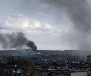 El humo oscuro se eleva luego de un ataque aéreo en la ciudad de Lviv, en el oeste de Ucrania, el 18 de abril de 2022. Una serie de ataques rusos “poderosos” contra la infraestructura militar en Lviv el 18 de abril de 2022, dejó varios muertos y encendió llamas en el oeste de Ucrania. ciudad que se ha librado de feroces combates.