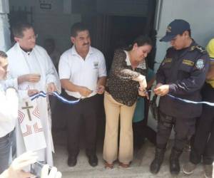 En el corte de cinta participaron las instituciones que aportaron ayuda.