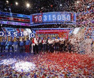 Así celebraron en el escenario haber alcanzado la meta en los 35 años de Teletón Honduras.