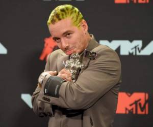 J Balvin posa en la sala de prensa con el premio al mejor video latino por 'Con Altura' en los Premios MTV a los Videos Musicales en el Prudential Center el lunes 26 de agosto de 2019 en Newark, Nueva Jersey. Foto: Agencia AP.