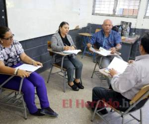 Una terna fue la encargada de entrevistar a cada docente que se presentó ayer al Instituto Central Vicente Cáceres, 15 minutos para cada aspirante. Foto: David Romero/ EL HERALDO.