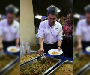 El presidente Juan Orlando Hernández degustó frente a las cámaras un plato de arroz chino al cierre de una conferencia de prensa, como voto de confianza a los restaurantes que atraviesan una crisis. Foto: Casa de Gobierno.