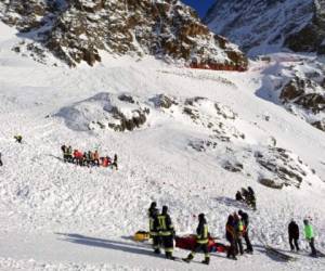 Rescatistas en el trabajo después de una avalancha en Val Senales. Un portavoz del cuerpo de rescate alpino dice que los helicópteros están buscando a otras posibles víctimas de la avalancha del sábado. Foto: AP.