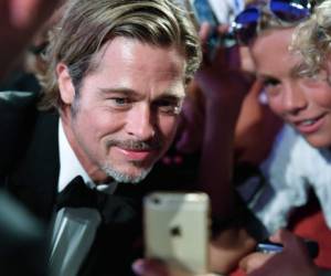El actor estadounidense Brad Pitt posa para tomarse fotos mientras llega al Festival de Cine de Venecia en el Lido de Venecia. Fotos: Agencia AFP.