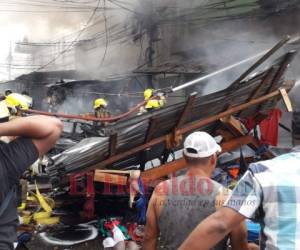 Agentes del Cuerpo de Bomberos de Honduras llegaron a la zona para sofocar el incendio. Fotos: David Romero.