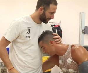 Gonzalo Higuaín saluda a Cristino Ronaldo, donde se convierten en compañeros por segunda vez, tras haber jugado para el Real Madrid. Foto: @juventusfc en Twitter