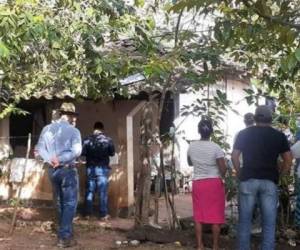 En el patio de la vivienda donde funciona la pulpería quedó tirado el cuerpo de don Santos Rivera, de 82 años de edad, quien fue atacado a balazos por dos asaltantes que también murieron.