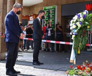 “Todos estamos afectados, porque le pudo haber ocurrido a cualquiera”, expresó Franz Jung, obispo de Wuerzburg, en el servicio religioso en la catedral local. Foto: AP