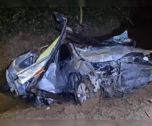 Demetri Gordon, jugador del Olimpia, se conducía a alta velocidad cuando impactó contra un camión estacionado. Su camioneta quedó totalmente destruida, aquí las imágenes.