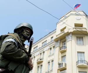 Un miembro del grupo Wagner hace guardia frente a la sede del Distrito Militar Sur de Rusia en la ciudad de Rostov-on-Don, el 24 de junio de 2023.