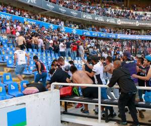 Se jugaba el minuto 63 del partido cuando en las tribunas comenzó un enfrentamiento a golpes entre seguidores de ambos clubes.