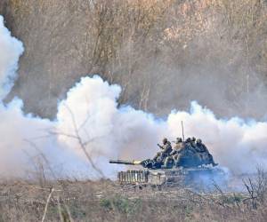 La ayuda económica de Estados Unidos y los aliados ha fortalecido al ejército ucraniano, que además ha recibido armamento y eso ha vuelto más intensa, equiparada y larga la guerra contra Rusia. La población ucraniana sigue sufriendo el conflicto, aunque muchos emigraron.