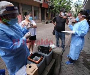 Para confirmar un caso de influenza se debe realizar un hisopado de nariz al igual que como se hace para diagnosticar los casos de coronavirus con la técnica PCR.