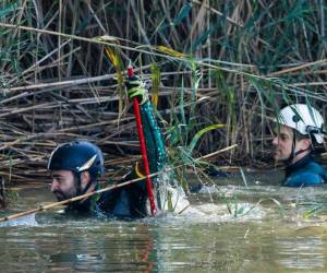 Los servicios de emergencias desplegados en las zonas afectadas por la dana en la provincia de Valencia continúan hoy con la fase de búsqueda de posibles víctimas, para lo que se están utilizando también drones, especialmente en la zona del río Magro y de la Rambla del Poyo.