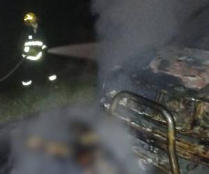 Elementos del Cuerpo de Bomberos de Honduras apagaron las llamas del carro y el cuerpo.