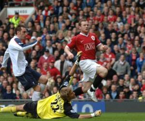 El inglés Rooney anotó un gol que lo iguala con Bobby Charlton como máximo goleador de la historia del club. Foto AFP