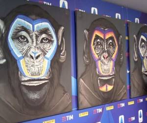 Tres pinturas de monos con un contorno de distintos colores en el rostro se exhiben en Milán, Italia, el lunes 16 de diciembre de 2019. Las pinturas forman parte de una nueva y polémica campaña contra el racismo lanzada por la liga italiana de fútbol. (Foto: AP)