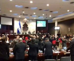 Las bancadas opositoras en el Congreso Nacional protestaron por la resolución que favorece la inscripción del presidente Juan Orlando Hernández.