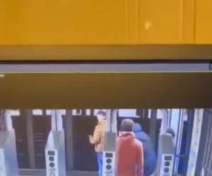 El hombre esperaba el tren del metro cuando un sujeto desconocido lo empujó a las vías del tren.