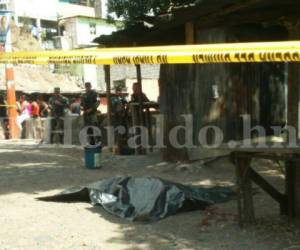 El cuerpo de la fémina quedó junto a su humilde caseta donde vendía tajaditas todos los días (Foto: Alex Pérez / Sucesos EL HERALDO Honduras)