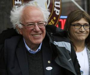 El senador federal Bernie Sanders, independiente por Vermont, sonríe mientras posa para una fotografía con la candidata demócrata a Vermont, Christine Hallquist. Foto AP