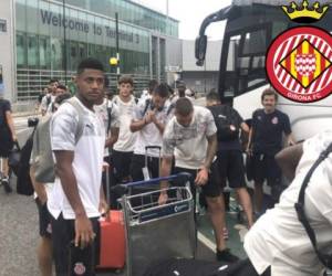 Momento en el que el hondureño Choco Lozano llegaba con el Girona al estadio para disputar un amistoso ante el Derby County.