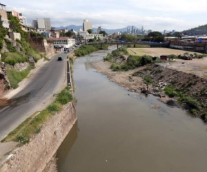 Sobre el río Choluteca, en la orilla que corresponde a Tegucigalpa, se pretende construir la vía rápida, para descongestionar el centro histórico.