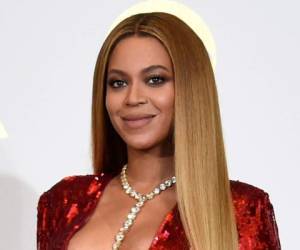 En esta foto del 12 de febrero del 2017, Beyonce posa en la sala de prensa durante la ceremonia de los premios Grammy en Los Ángeles.