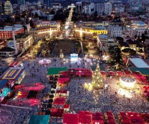 En Tirana, la capital de Albania, la gente se reunió en un mercado local para la celebración de Navidad. Foto: AFP