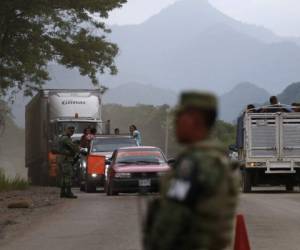 Soldados de la Guardia Nacional coordinan un retén temporal para detectar a migrantes, justo al norte de Ciudad Cuauhtémoc, estado de Chiapas, México. Foto: Rebecca Blackwell/Agencia AP.