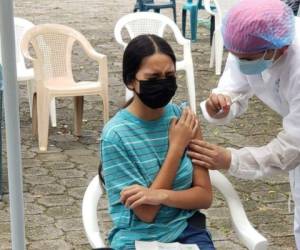 Las autoridades de Salud esperan que durante este fin de semana la población acuda a los diferentes puntos de vacunación. Foto: @Fonac_ en Twitter