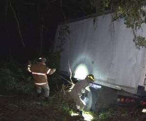 Los bomberos llegaron a rescatar al hombre que estaba en el abismo.