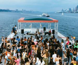 Pasajeros de un crucero de Circle Line aprendiendo la coreografía del concierto Renaissance de Beyoncé antes de su actuación en Nueva Jersey, en Nueva York, el 27 de julio de 2023.