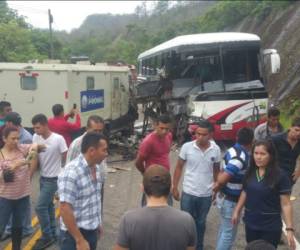 Una persona muerta y una mujer con dolores de parto provocados por el fuerte impacto deja accidente en carretera a Gracias, Lempira. (Foto: Cortesía Cuerpo de Bomberos)