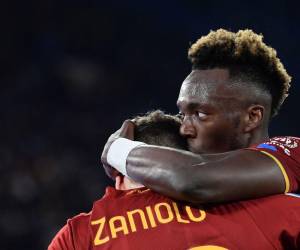 El delantero inglés de la Roma Tammy Abraham (R) celebra con el mediocampista italiano de la Roma Nicolo Zaniolo (L) después de marcar el primer gol de su equipo durante el partido de fútbol de la Serie A italiana entre Roma y Atalanta en el estadio olímpico de Roma el 5 de marzo de 2022.