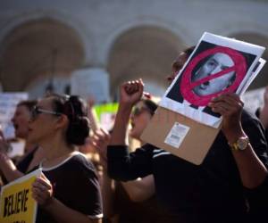 Varios personas protestaban el viernes en Washington contra la nominación a la corte del juez Brett Kavanaugh, candidato de Donald Trump. Foto: Jae C. Hong / Agencia AP