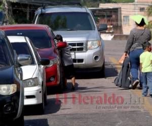 Decenas de niños ahora ocupan las calles. Foto: Alex Pérez/EL HERALDO