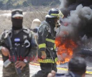 Momento en que las autoridades quemaron la droga. Foto: Estalin Irías/ EL HERALDO