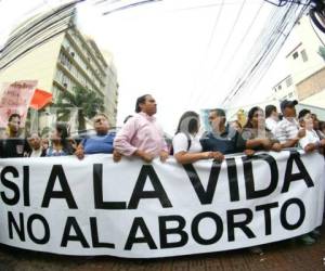 Las diferentes posturas no generaron incidentes entre la multitud que se involucró en esta actividad que al final fue pacífica. Foto Johny Magallanes