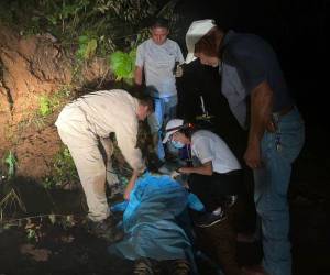 Miembros del Cuerpo de Bomberos acudieron al lugar para auxiliar a las víctimas.